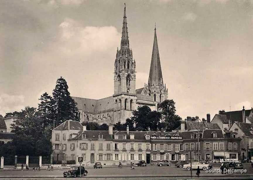 28 Chartres Cathedrale et Place Chatelet.jpg
